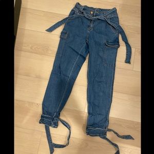 Soft and Stretch Cargo Jeans with tie at the waist and ties at the ankles